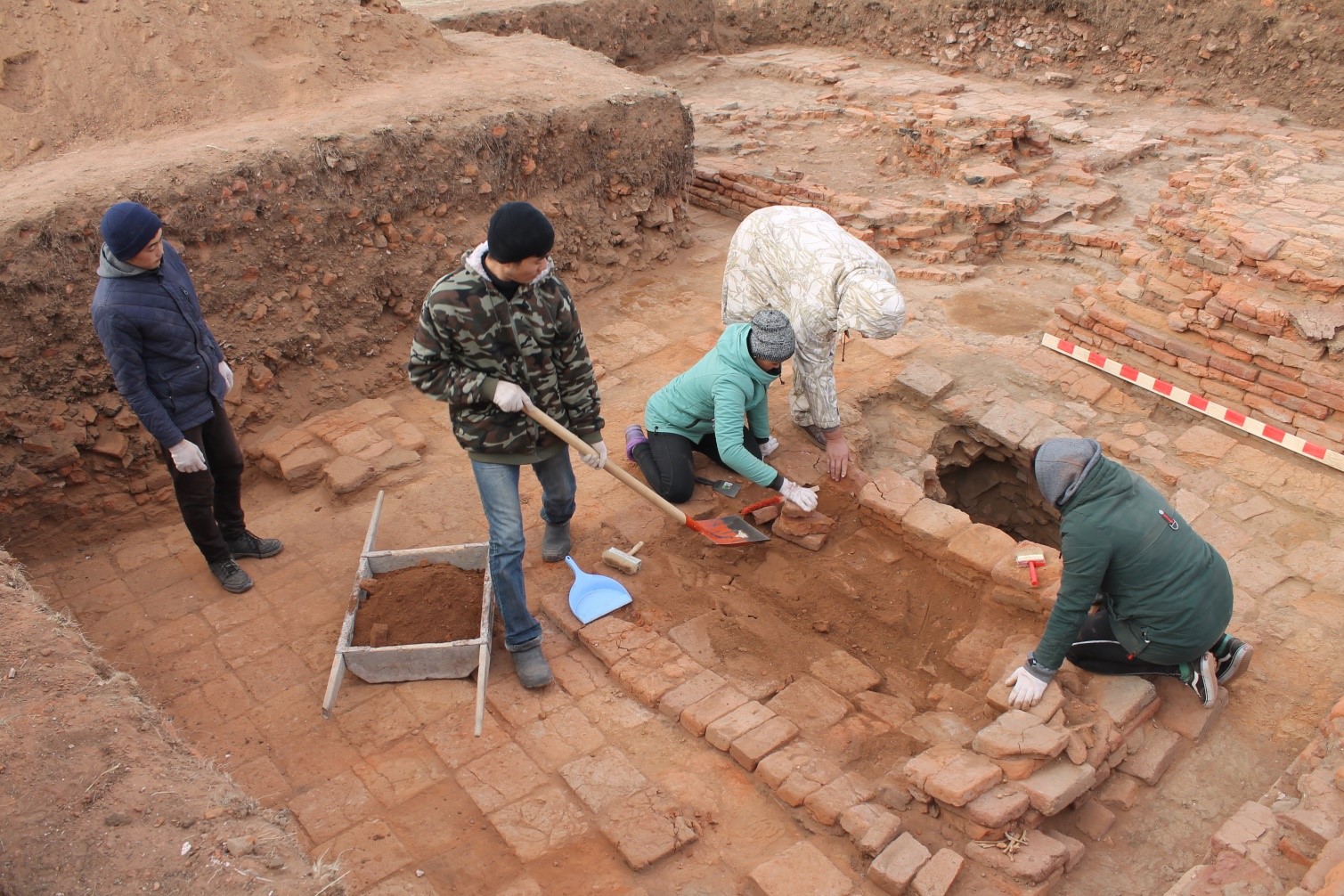 Мен құрбымның кискасына қарадым