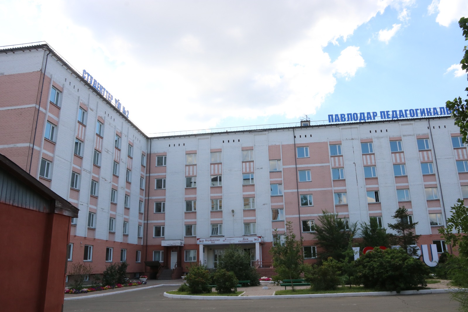 Үлкен дилдо порно көру Жоғарғы порнодағы жігіт